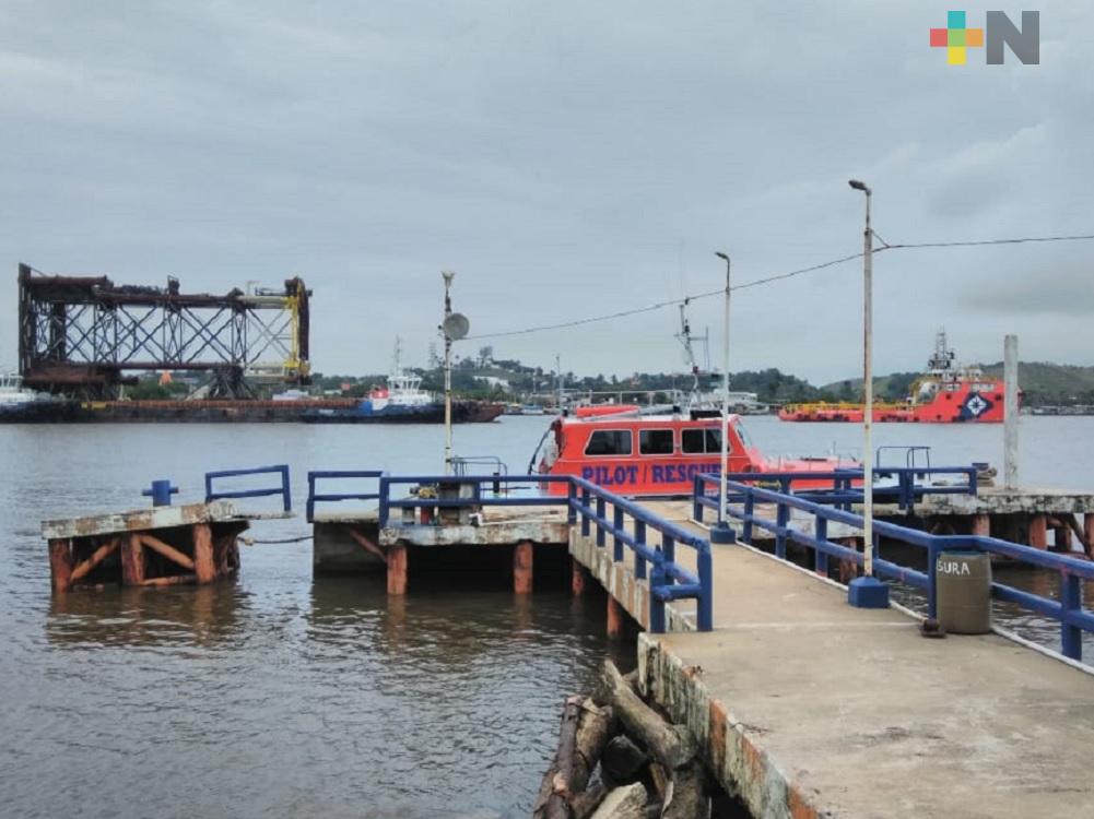 Ante ingreso del Frente Frío 11, plataforma ingresa a recinto portuario de Coatzacoalcos
