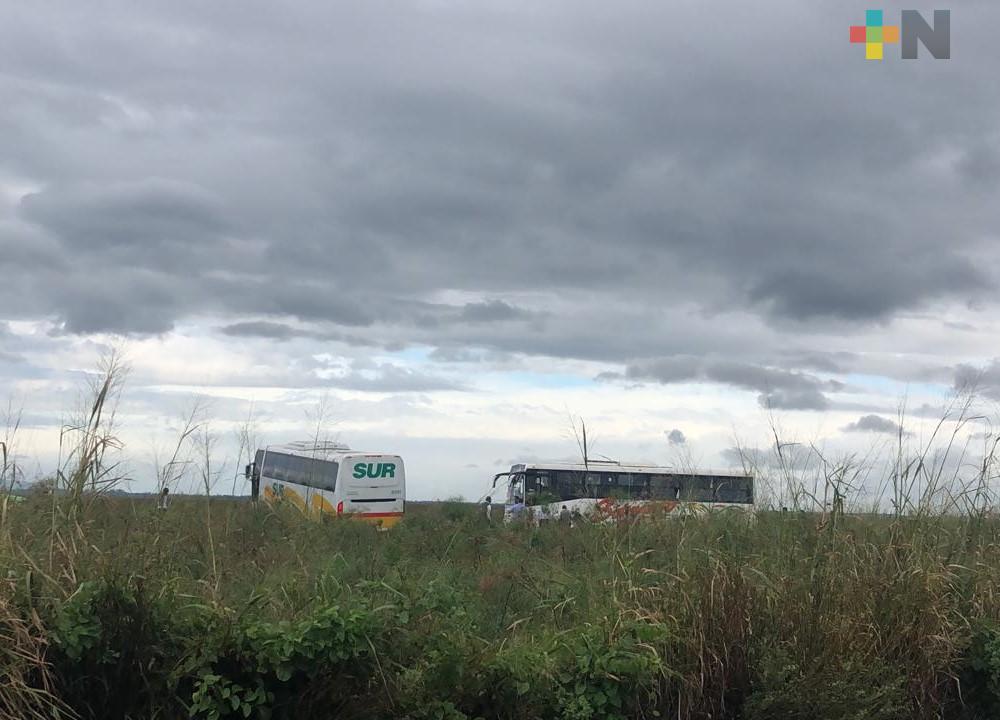 Autobús de pasajeros queda atascado en pantano a afecta tránsito de carretera Coatzacoalcos-Minatitlán