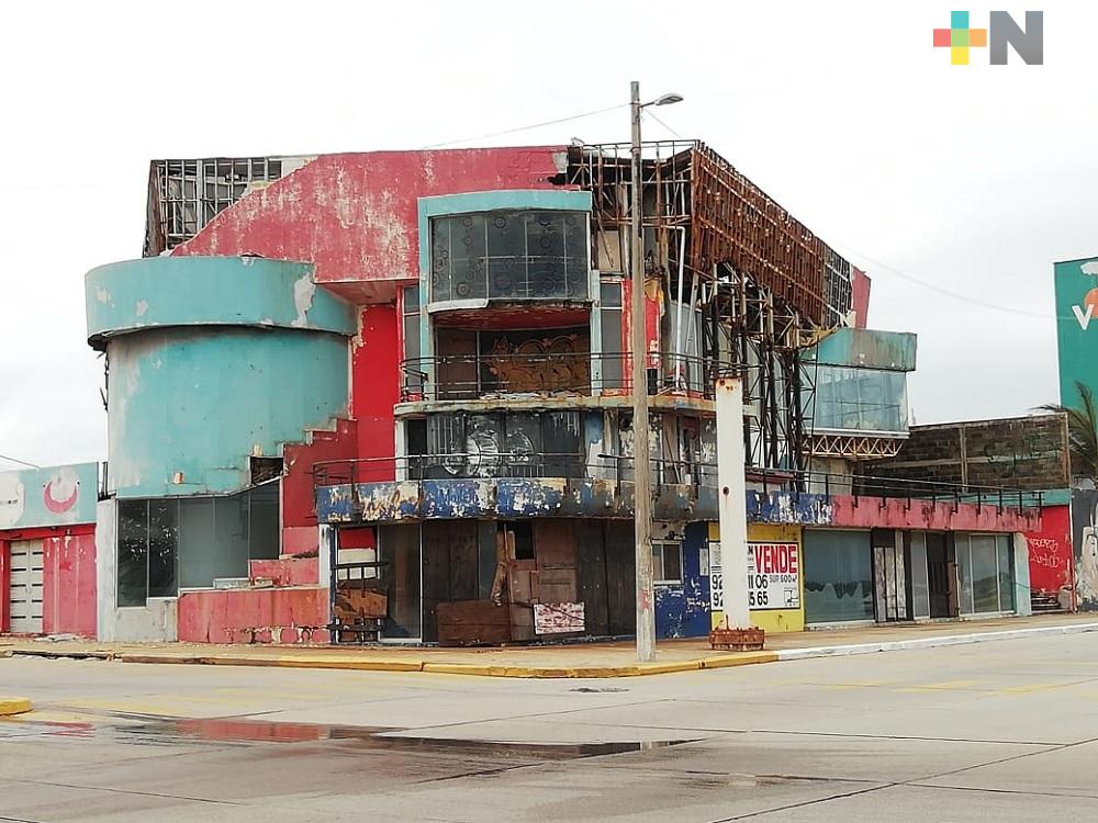 Autoridades de Coatzacoalcos exhortan a dueños de inmuebles abandonados a darles mantenimiento