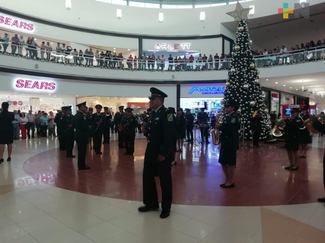 Sorprenden militares con actuación musical en plaza comercial de Coatzacoalcos