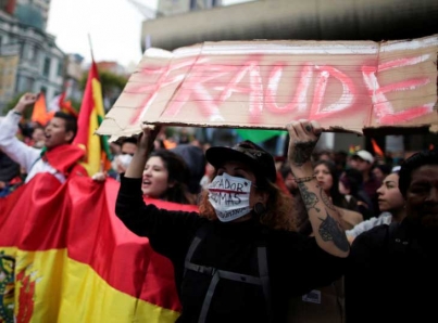 Crece tensión en Bolivia; se unen policía y población contra gobierno