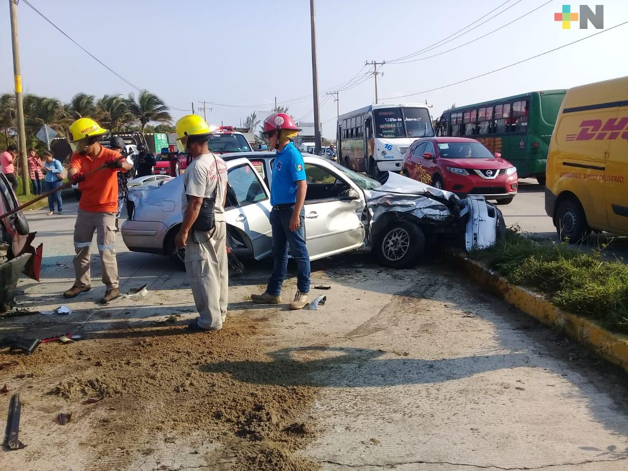 Fuerte choque entre dos automóviles en Coatzacoalcos deja un lesionado