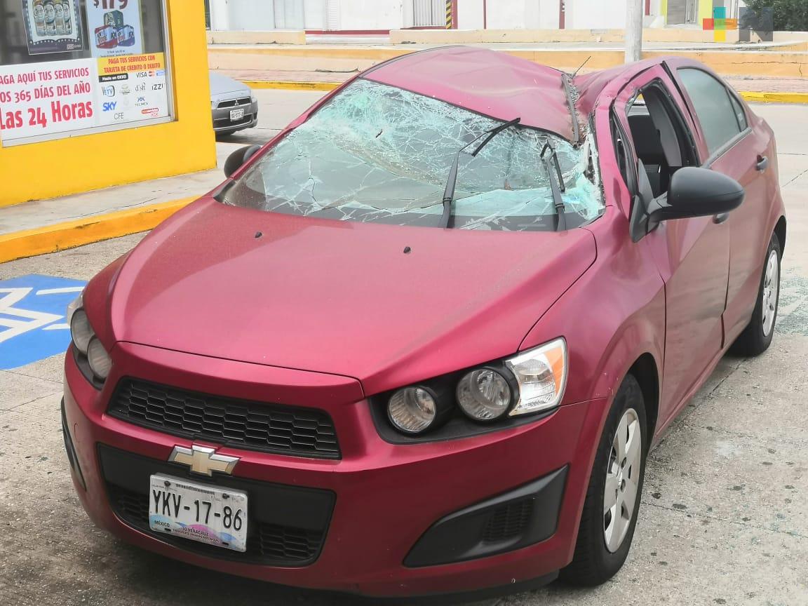 Caída de espectacular daña un coche y una patrulla; una mujer lesionada