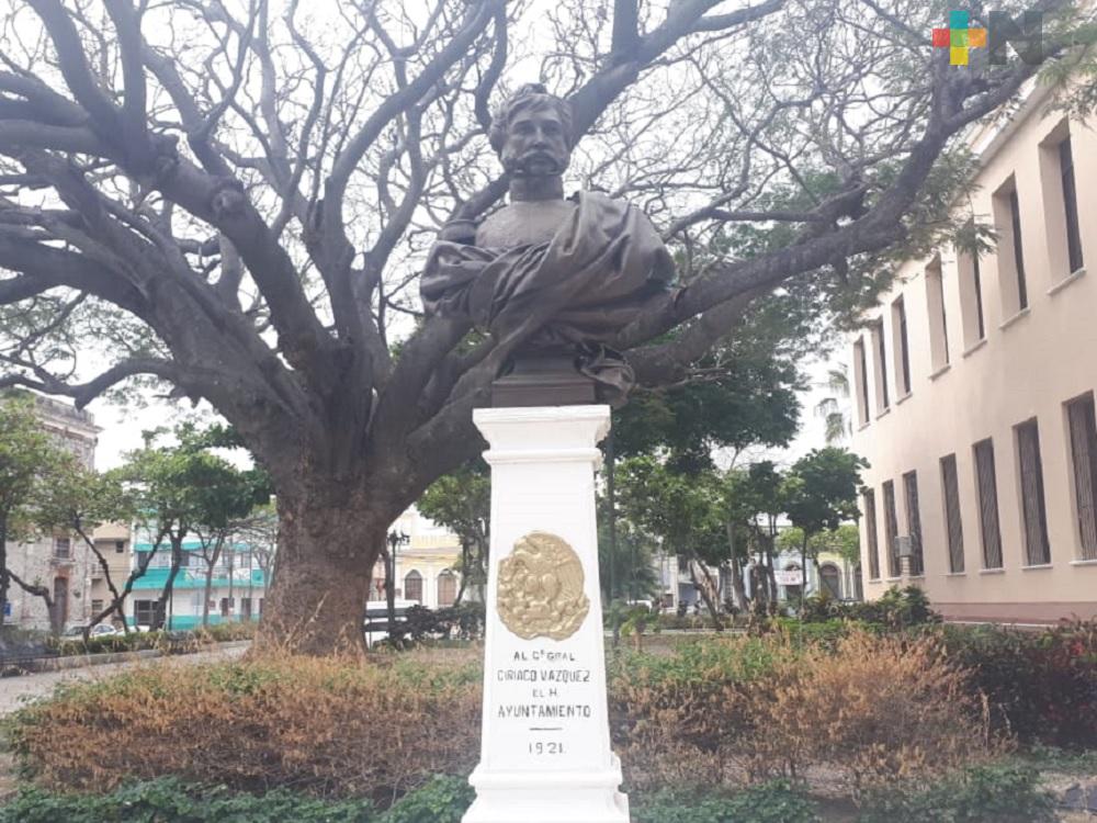 Colocan nuevamente busto de bronce Ciriaco Vásquez en la ciudad de Veracruz
