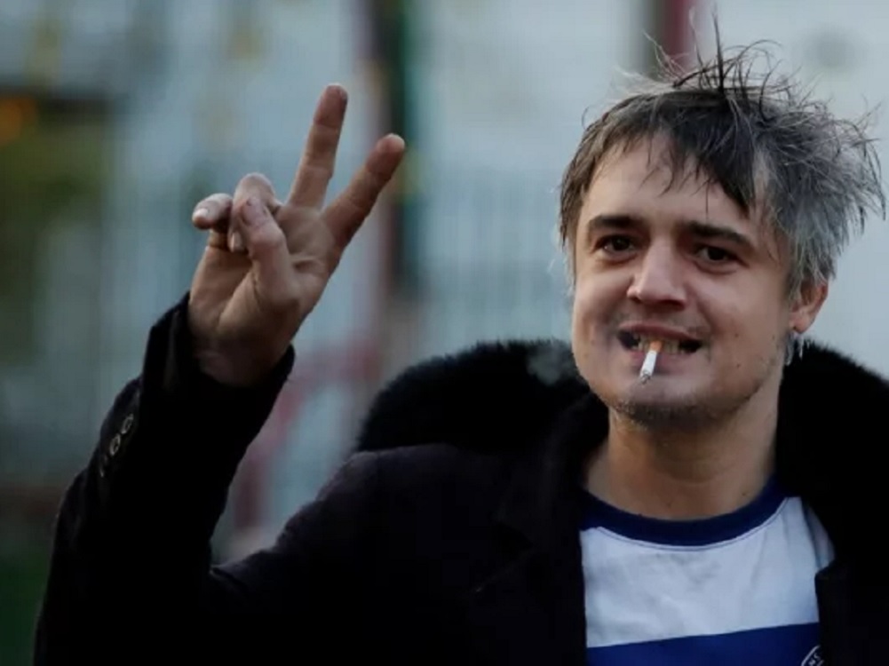 Condenan a prisión a Pete Doherty tras pelea en bar y compra de drogas