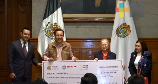 Entrega el gobernador Cuitláhuac García más de 4 mdp a delegación de la Cruz Roja en Veracruz