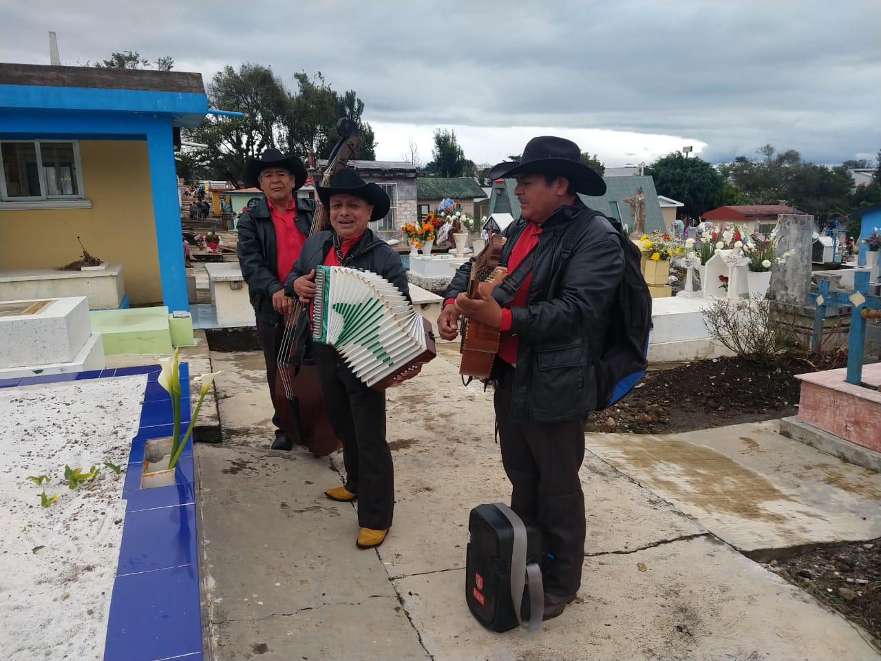De forma tradicional, familias recuerdan a sus muertos este 2 de noviembre