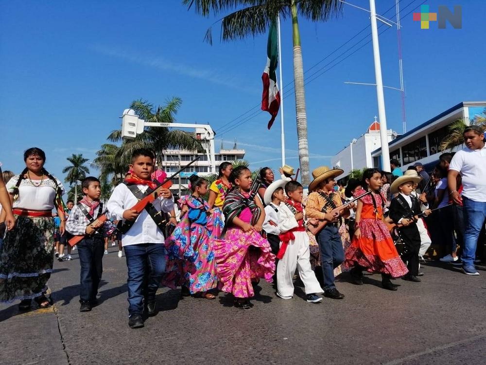 En Tuxpan esperan altas ventas de disfraces y uniformes por desfile de la Revolución Mexicana