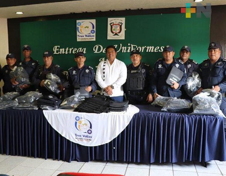 Entrega alcalde de Tres Valles equipo a policía municipal