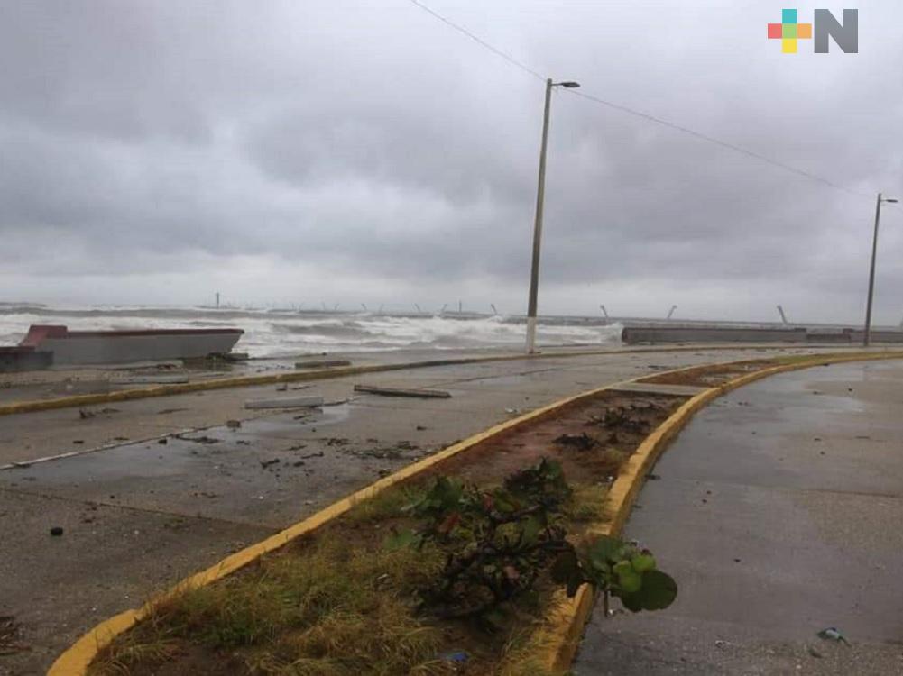 Fuerte oleaje daña muro de contención del malecón de Coatzacoalcos