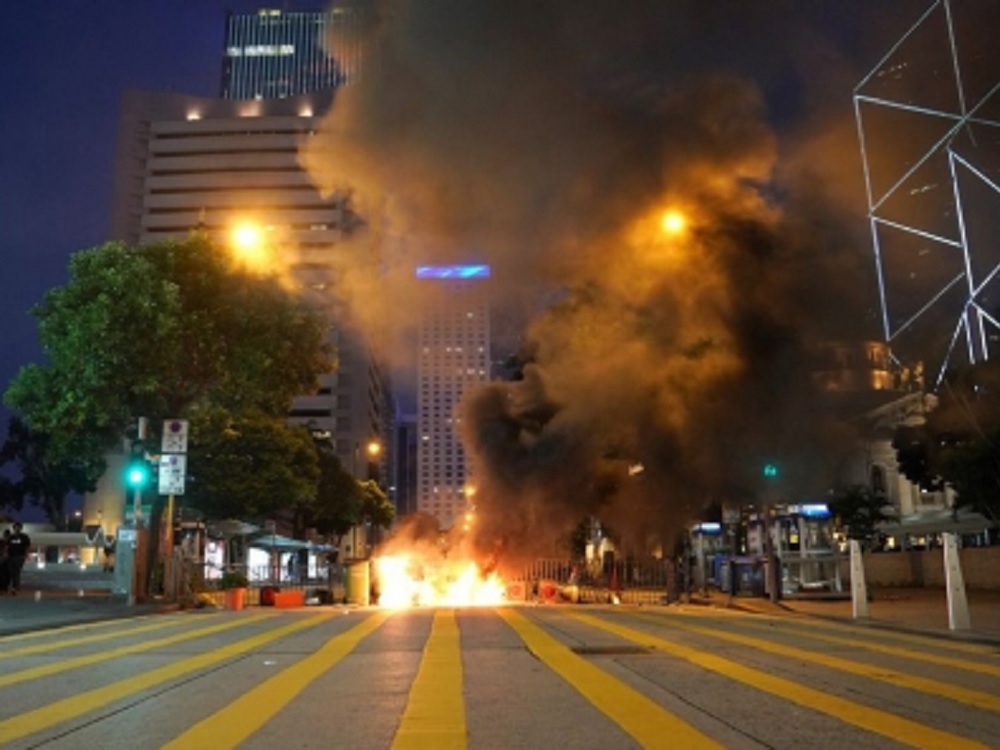 Hong Kong se convierte en campo de batalla tras muerte de manifestante