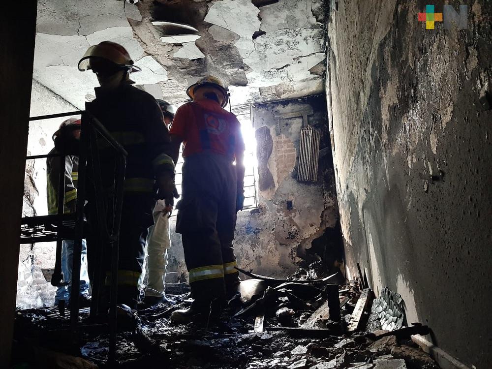 Incendio consume departamento en Coatzacoalcos