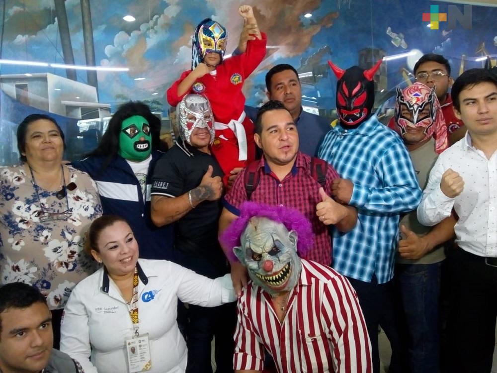 Fomentan el deporte en escuelas con demostración de lucha libre