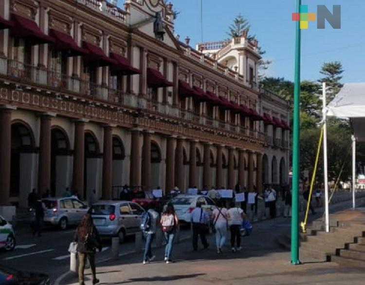 Pobladores del municipio de Rafael Delgado se manifiestan en centro de Xalapa, exigen auditoría para la alcadesa