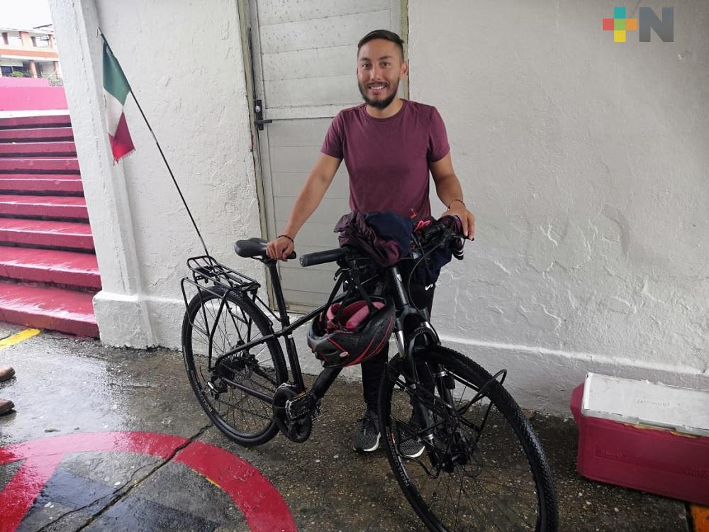 Joven realiza viaje en bicicleta para conocer vivencias de grupos vulnerables de México