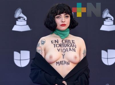 Mon Laferte denuncia en los Grammys violaciones y torturas en Chile