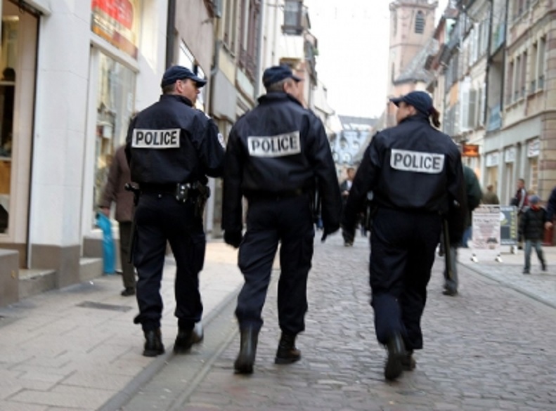 Policías desalojan dos campamentos de migrantes en París