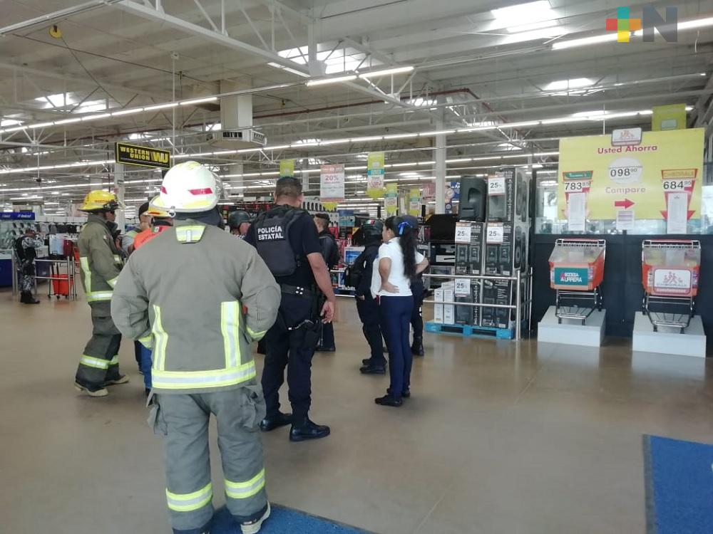 Por amenaza de bomba, evacuan a clientes y personal de centro comercial de Coatzacoalcos