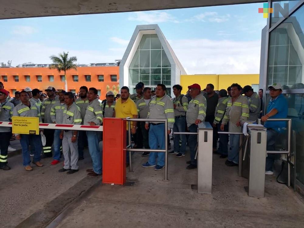 Por falta de toma de nota, trabajadores de Tamsa mantienen protesta de brazos caídos
