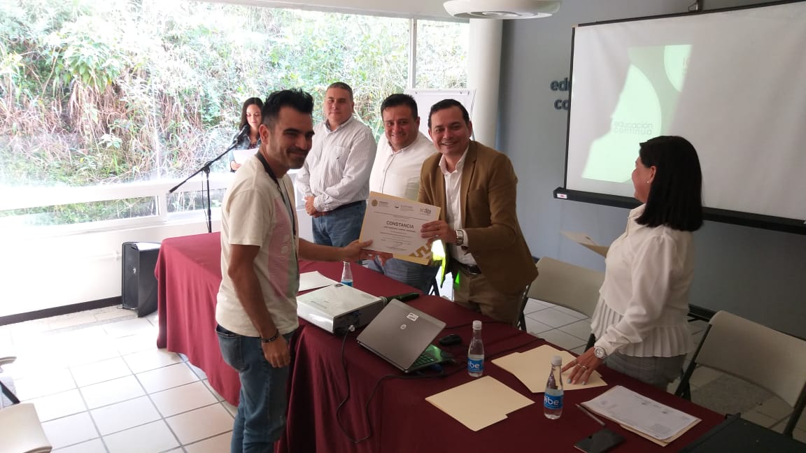 Entregan constancias de curso de formación de instructores, como parte de un convenio entre RTV e Icatver