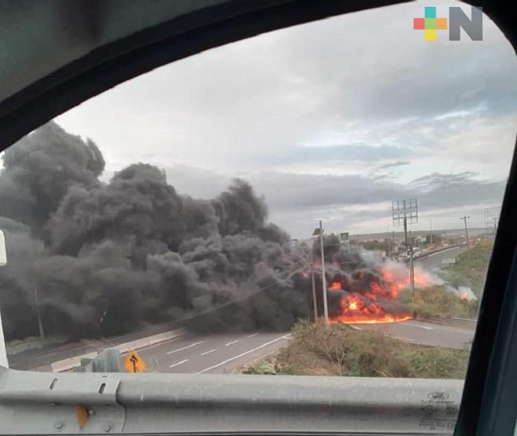 Controlado incendio de pipa en carretera Veracruz-Cardel; no reportan lesionados