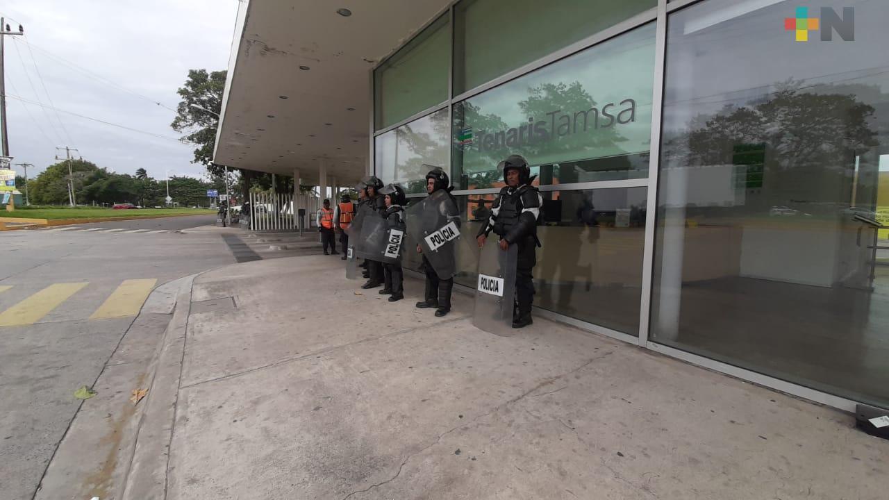 Elementos de seguridad resguardan accesos a Tamsa tras enfrentamiento de grupos rivales de obreros sindicalizados