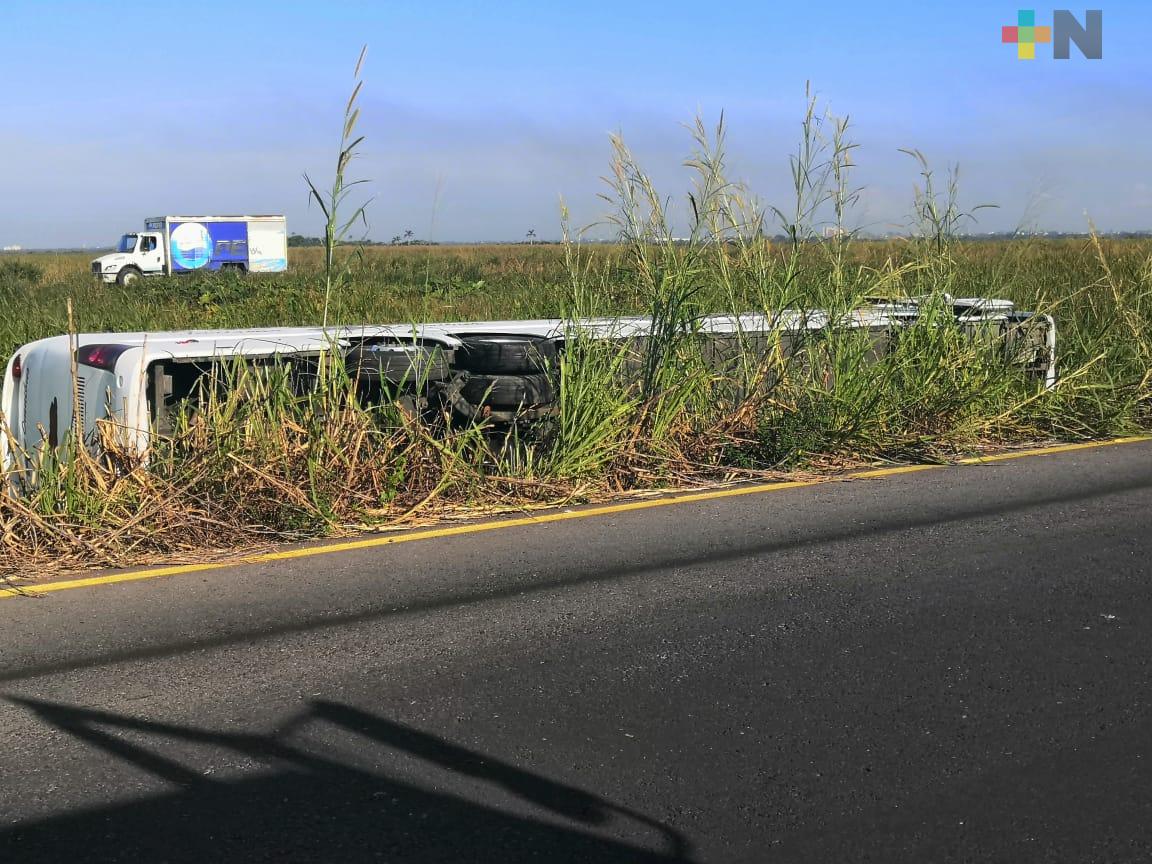 Vuelca camión en carretera Minatitlán-Coatzacoalcos; dos lesionados