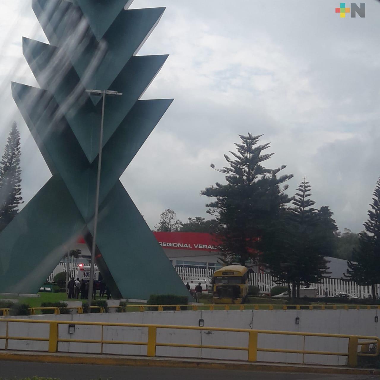 Autobús sin frenos se estrella en distribuidor vial La Araucaria