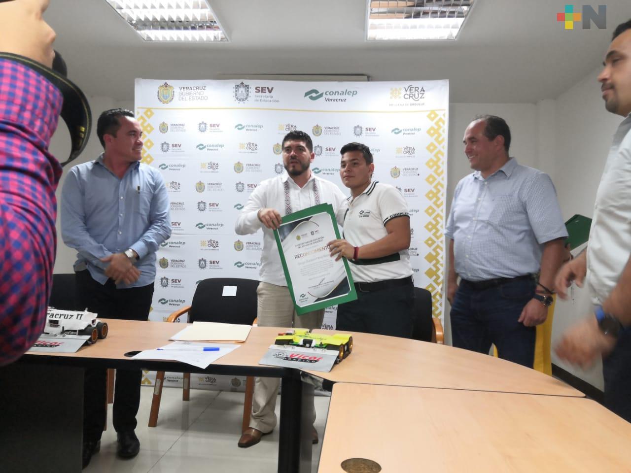 Reconoce SEV a estudiantes destacados en curso de Robótica