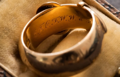 Localizan anillo del escritor Oscar Wilde