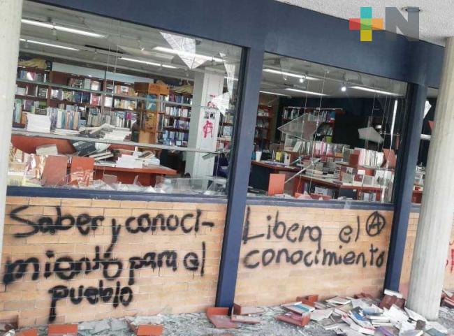 Encapuchados queman parte de Rectoría y vandalizan librería