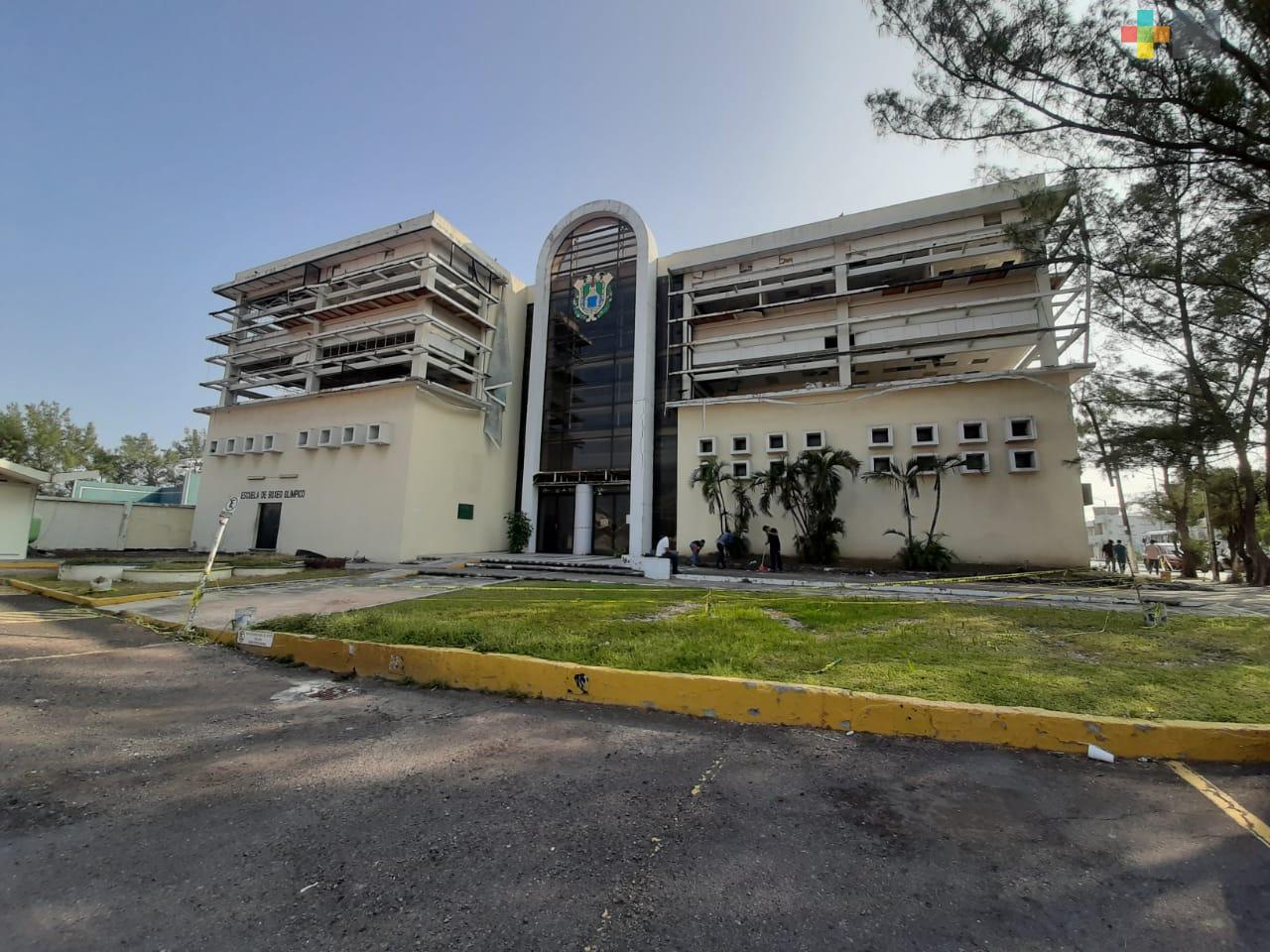 Retiran material del edificio de IVD que pudiera desprenderse por frentes fríos