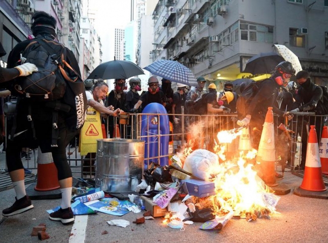 Crece violencia de protestas en Hong Kong