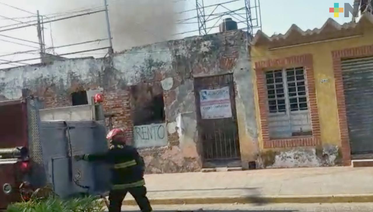 Bomberos controlan conato de incendio en lote baldío