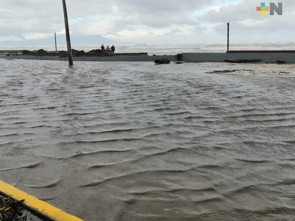 Mar llega al bulevar de Coatzacoalcos por Frente Frío 8