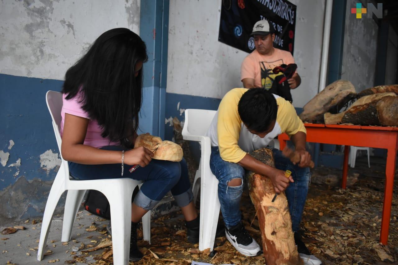 Niños y jóvenes aprenden a hacer máscaras en Casa de Cultura de Tantoyuca