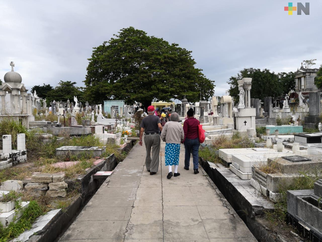 Familias del puerto de Veracruz visitan panteones