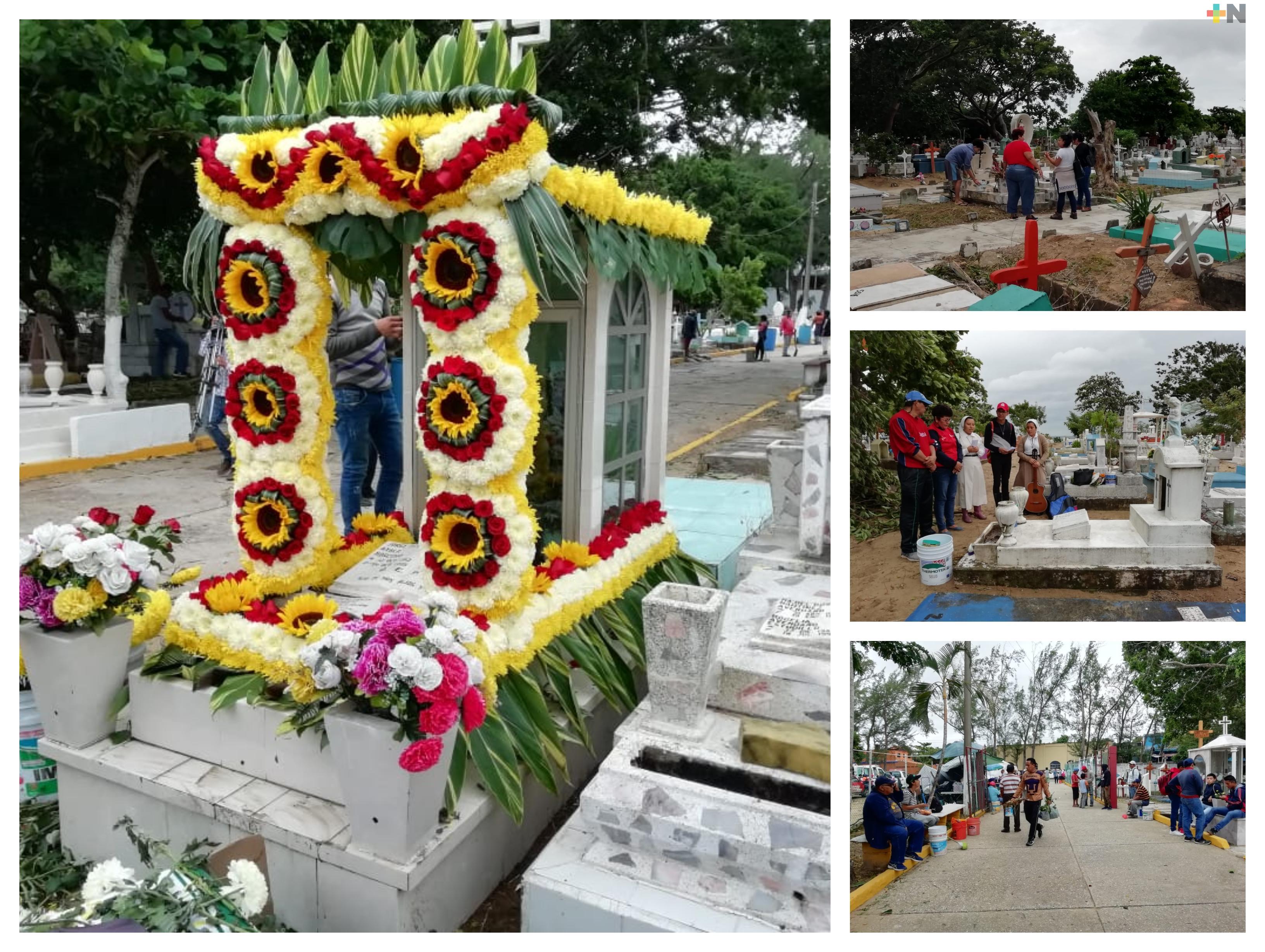 Porteños visitan panteones en Coatzacoalcos