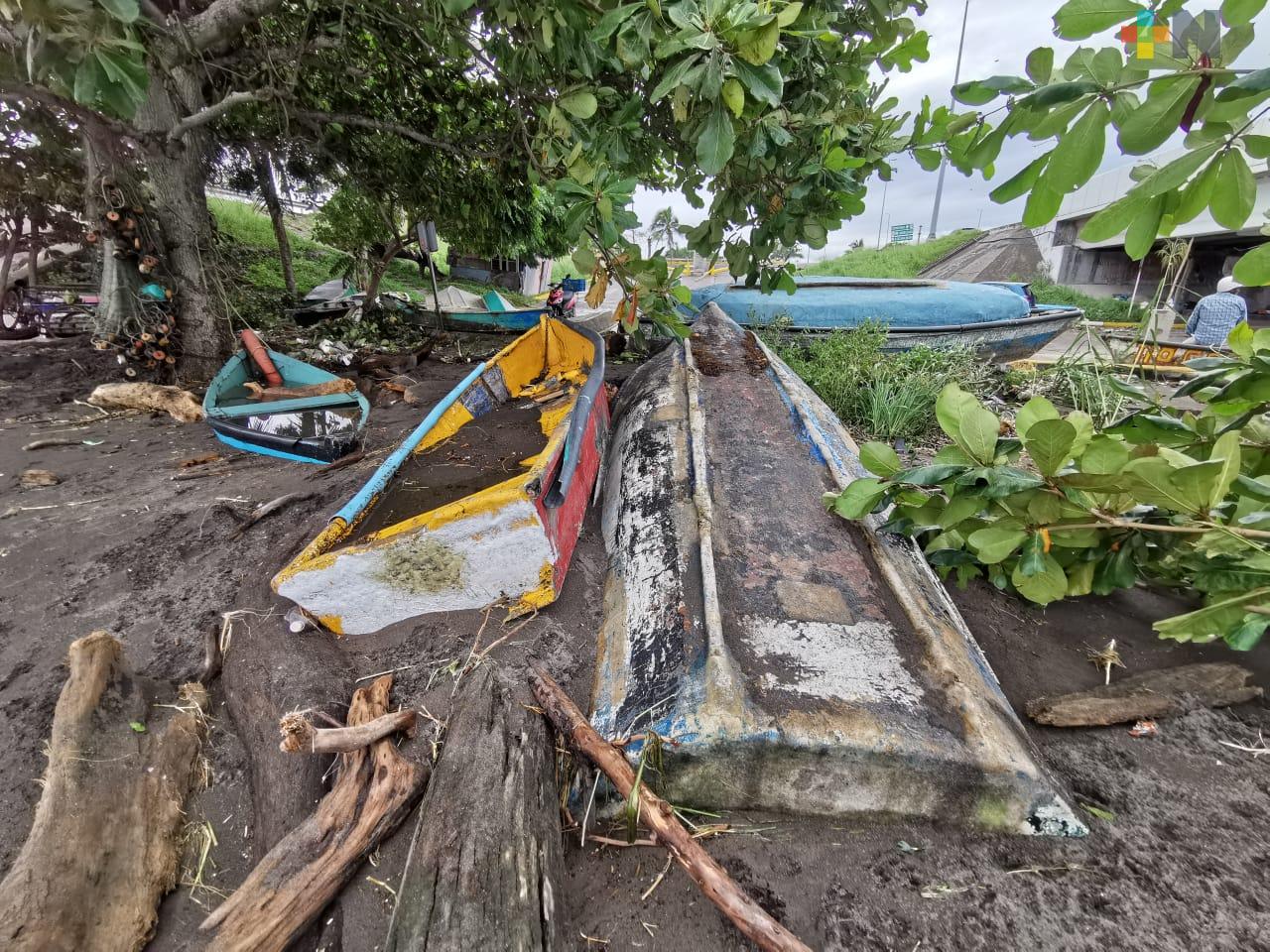 Pescadores pierden embarcaciones por fuerte marejada, en Boca del Río
