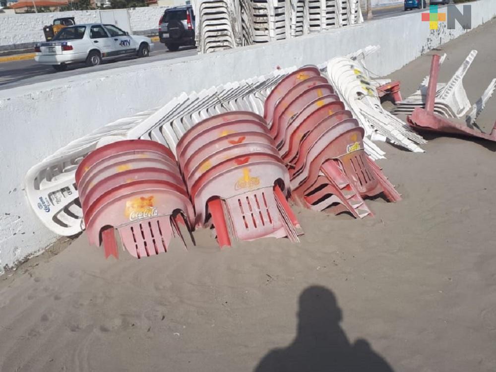Evento de Norte afectó  palapas en playa de Boca del Río