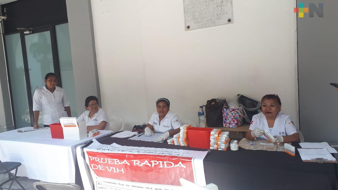 Pruebas rápidas de VIH en bajos del palacio municipal de Veracruz