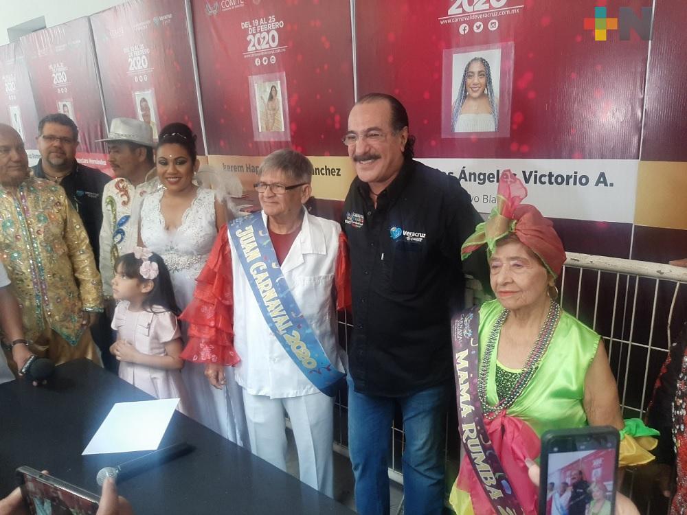 Reconocen a José Manuel Culell y Caritina Hernández por participar más de 40 años en Carnaval de Veracruz