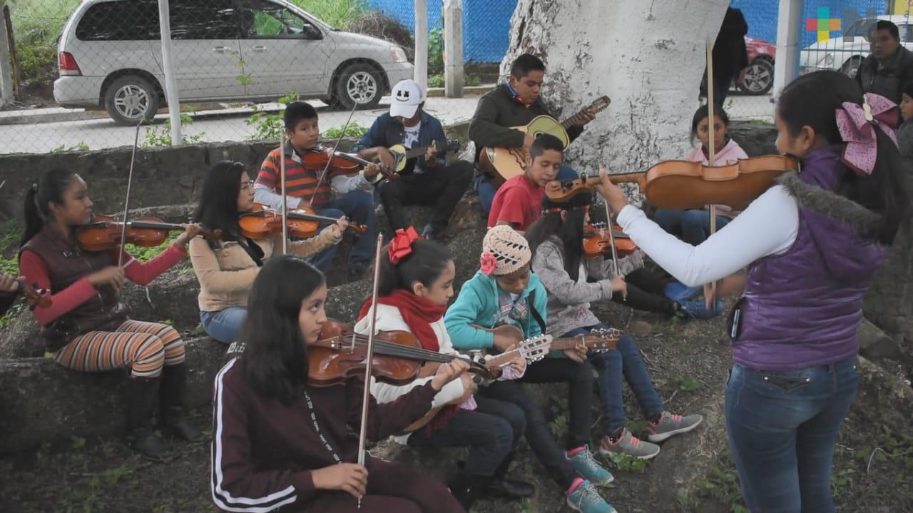 Niños aprenden actividades culturales en la zona huasteca