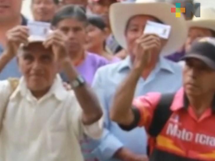 Entregan tarjetas de INAPAM y aparatos funcionales en Ixhuatlán de Madero