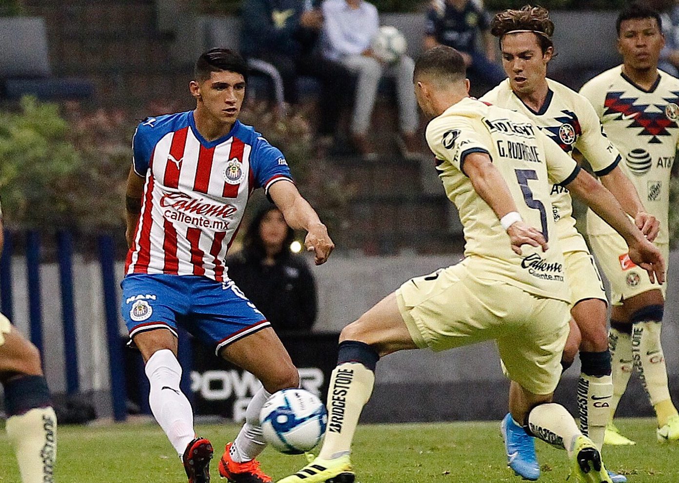 Chivas confirma salida de Alan Pulido