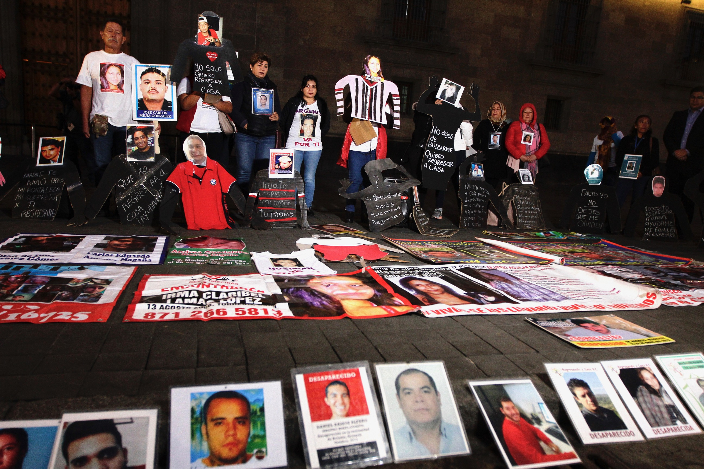 Familiares de personas desaparecidas se manifiestan en Palacio Nacional