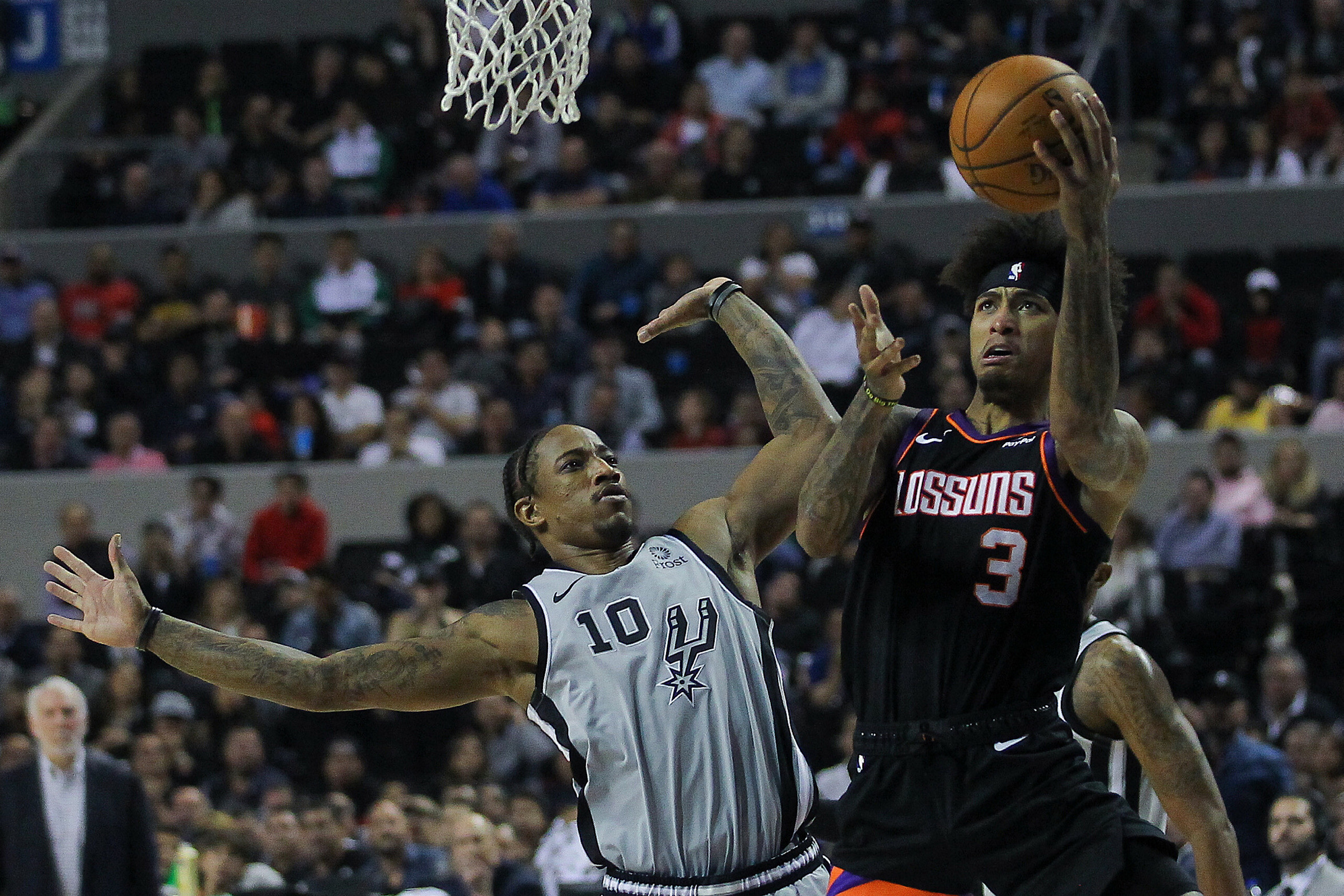 Spurs sufre para ganar en tiempo extra 121-119 a Suns