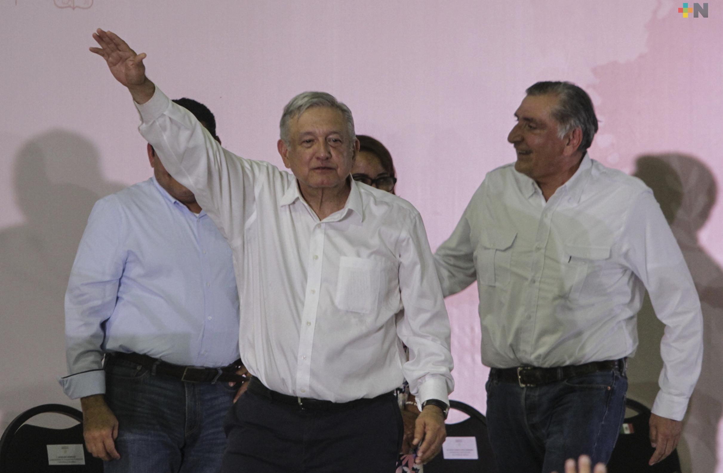 Expone AMLO a paisanos beneficios que traerá el T-MEC