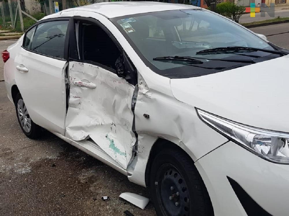 Accidente entre pipa de bomberos y auto particular deja tres lesionados en Coatzacoalcos