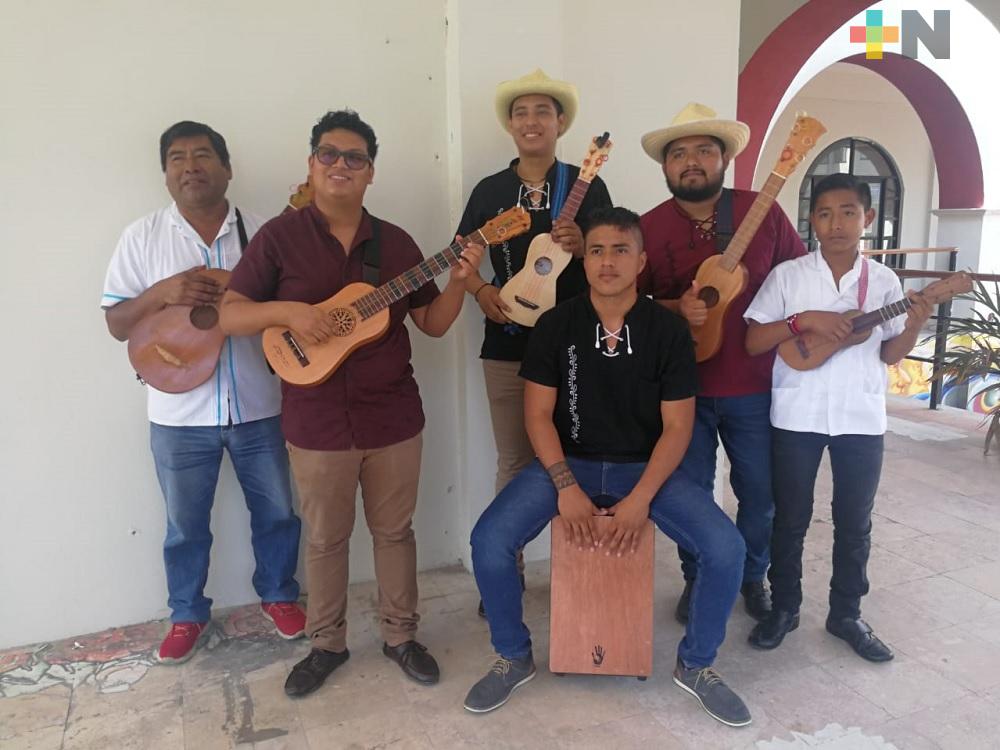«Agua Azul» une distintas generaciones de jaraneros del sur de Veracruz